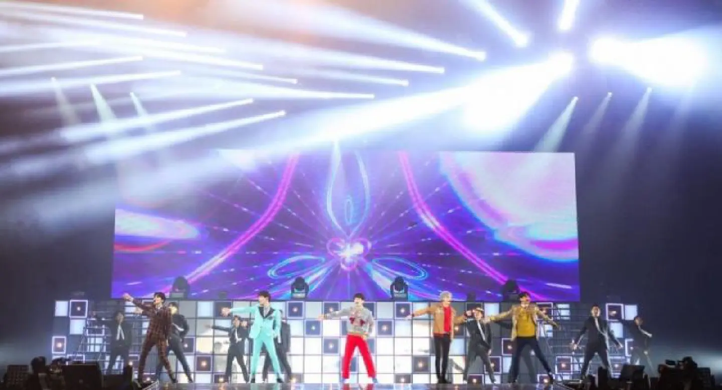 SHINee puts on a spectacular show SHINee puts on a spectacular show