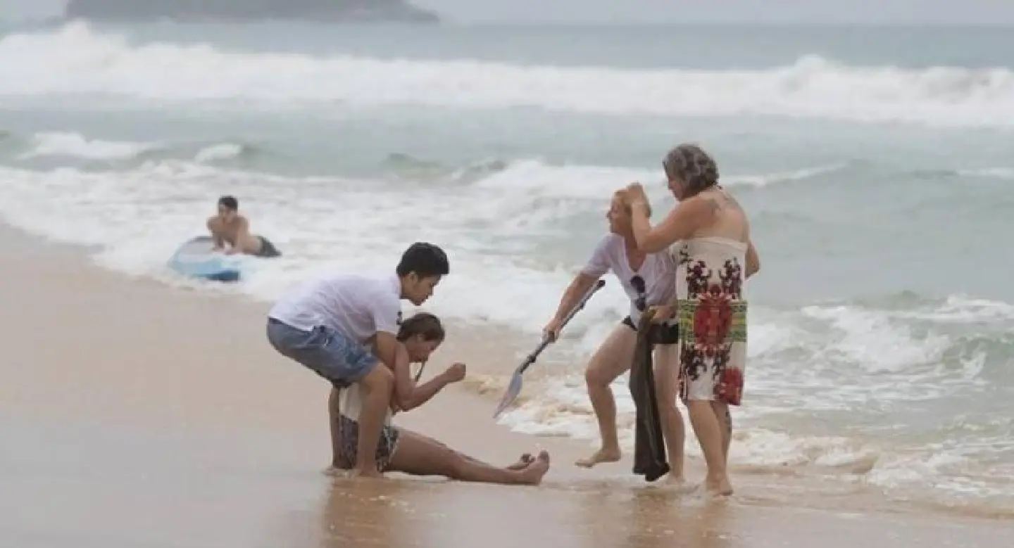 Australian saves Chinese woman at Phuket Beach Australian saves Chinese woman at Phuket Beach
