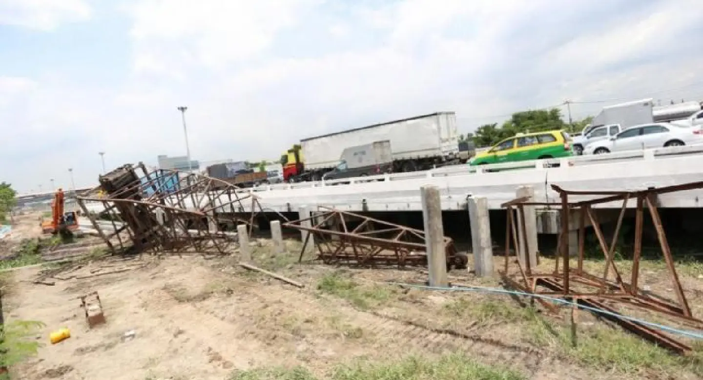 Fallen crane causes traffic jams on Bangkok ring road Fallen crane causes traffic jams on Bangkok ring road
