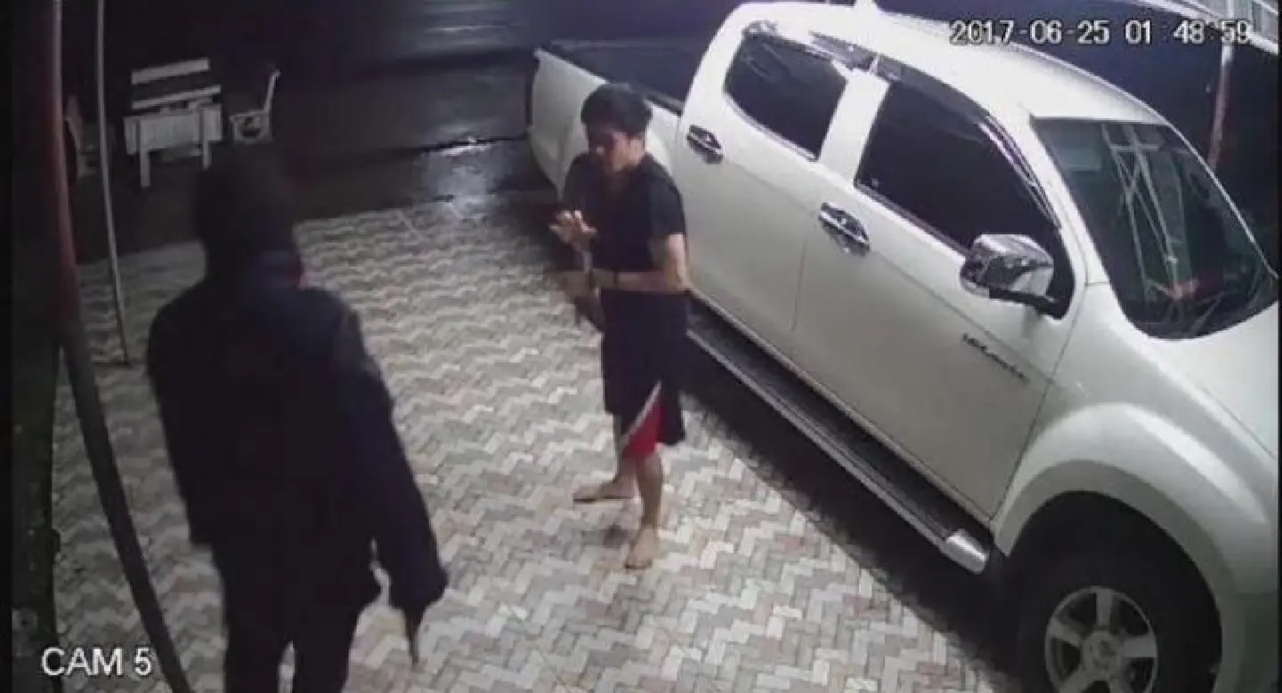 Masked robbers with a shotgun and an M16 foiled by a single man in Phang-nga Masked robbers with a shotgun and an M16 foiled by a single man in Phang-nga