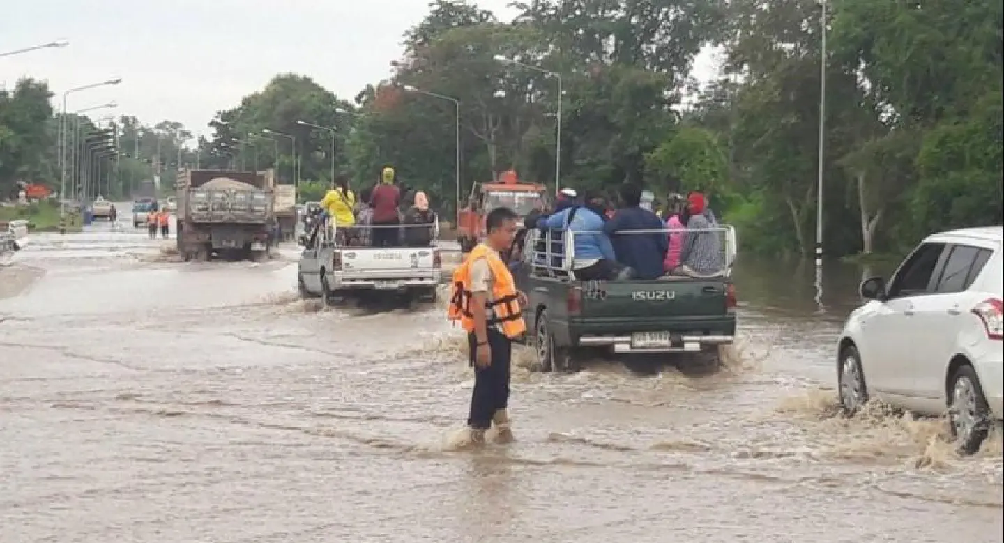 Kamphaeng Phet district hit by flash floods Kamphaeng Phet district hit by flash floods
