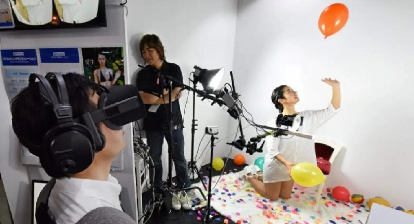 True romance in the air at Tokyo virtual reality show True romance in the air at Tokyo virtual reality show