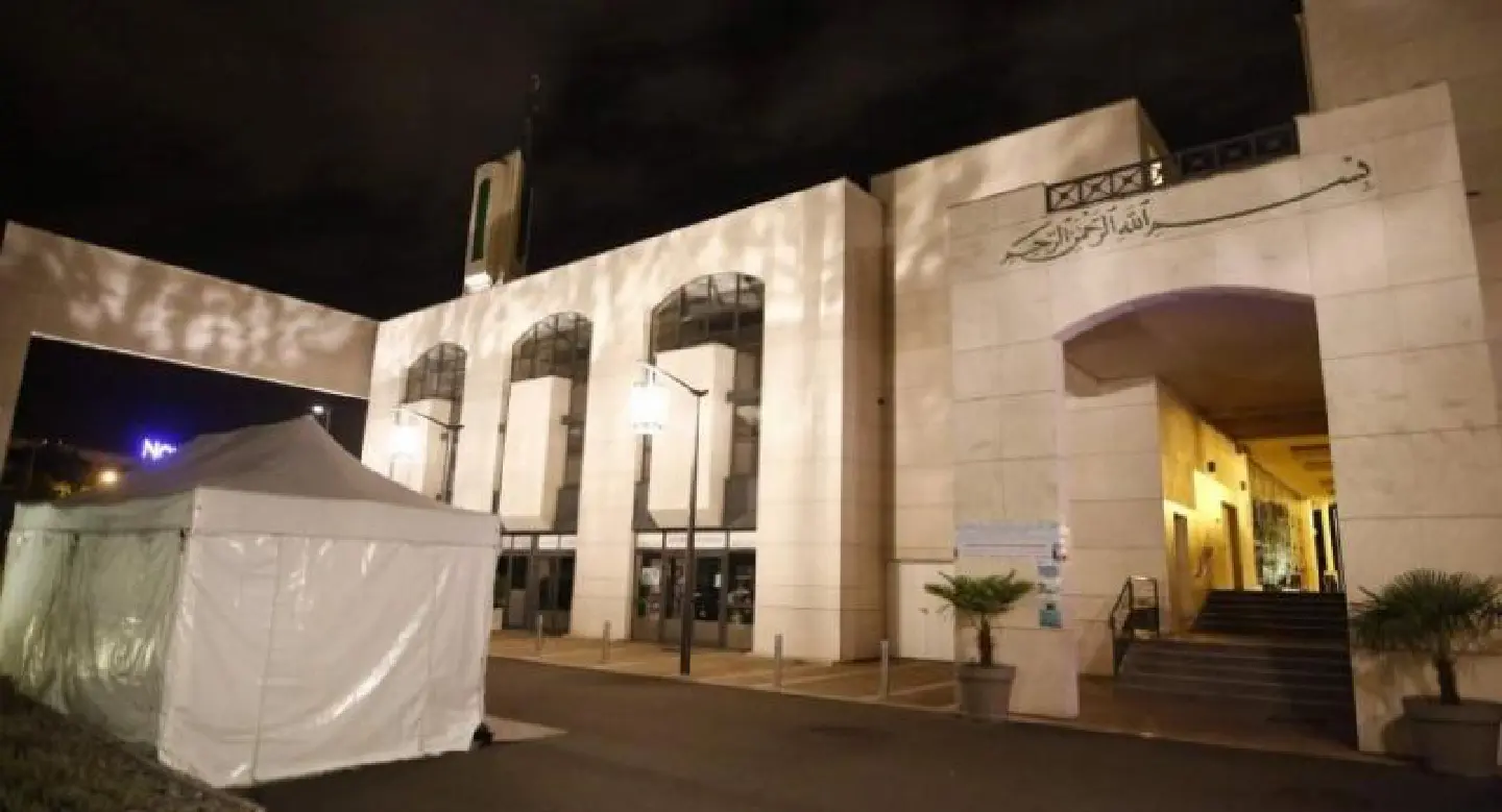 Man held after driving 4x4 into barriers protecting Paris mosque Man held after driving 4x4 into barriers protecting Paris mosque