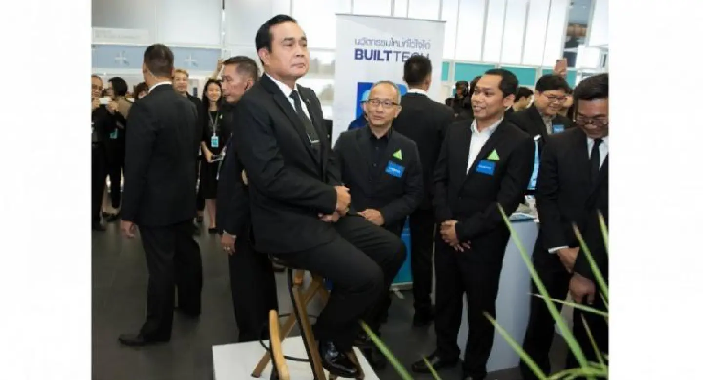 Prayut gives thumbs up to ‘uncomfortable’ PM chair Prayut gives thumbs up to ‘uncomfortable’ PM chair