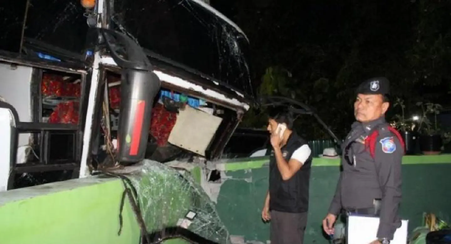 One killed, several Chinese tourists injured in bus crash on Patong Hill One killed, several Chinese tourists injured in bus crash on Patong Hill