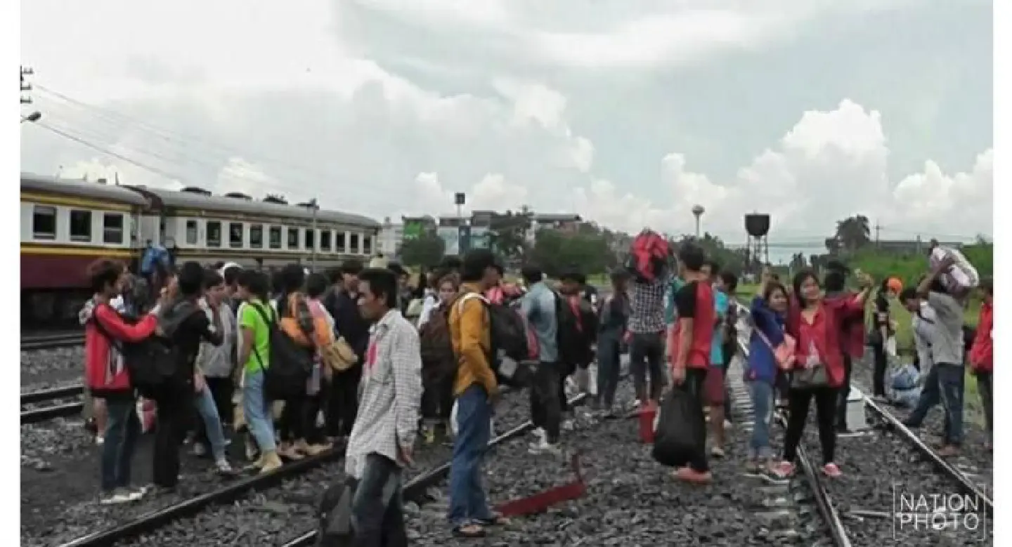 Thousands of migrant workers head home Thousands of migrant workers head home