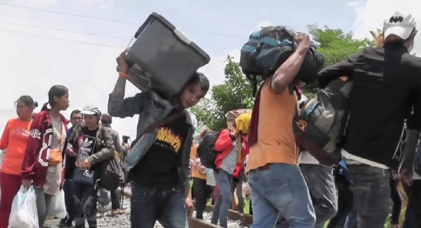 Sa Kaew police deports 250 Cambodians who lost jobs due to new law Sa Kaew police deports 250 Cambodians who lost jobs due to new law