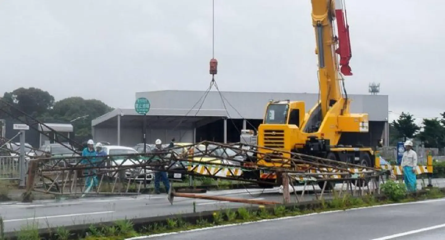 Japan typhoon grounds flights, injures three Japan typhoon grounds flights, injures three
