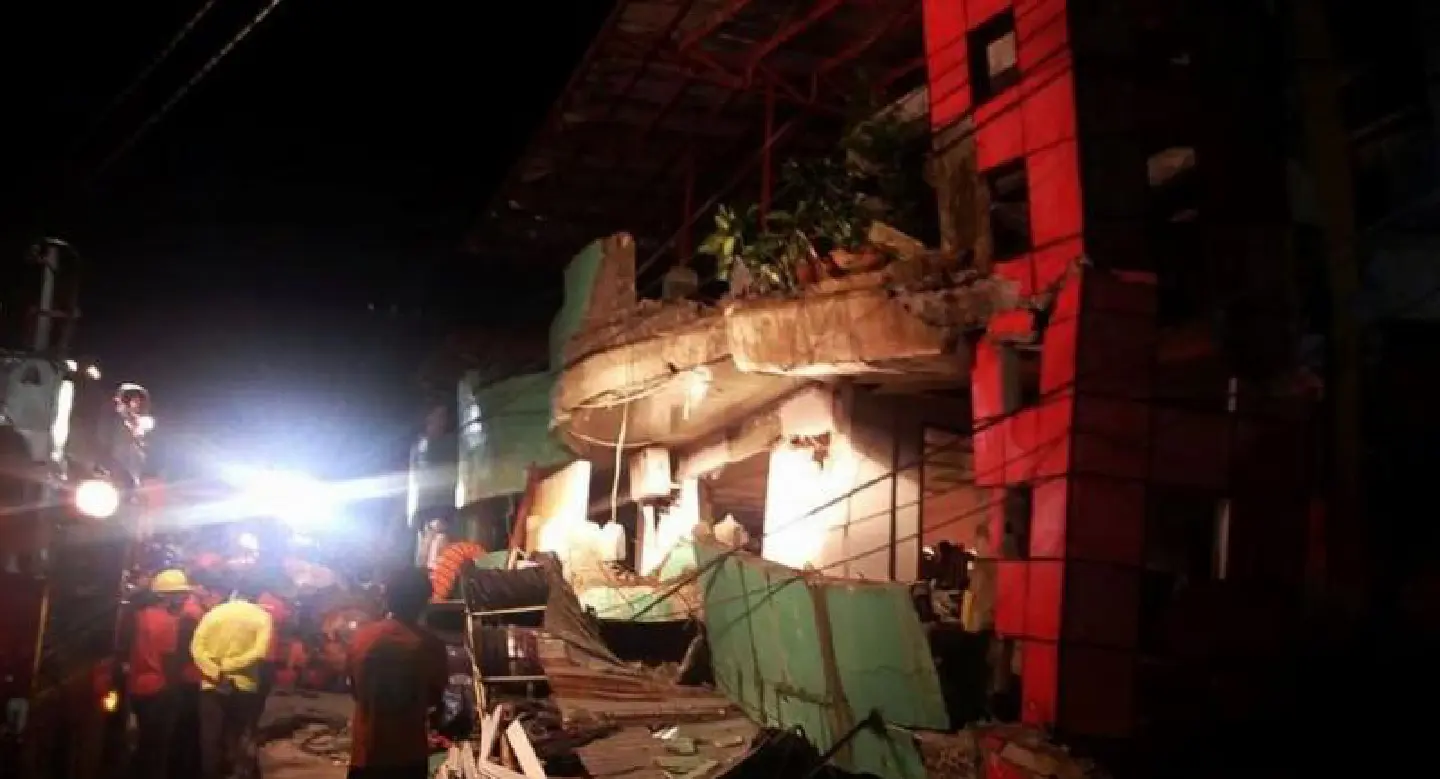 Two dead as strong quake hits central Philippines: officials Two dead as strong quake hits central Philippines: officials