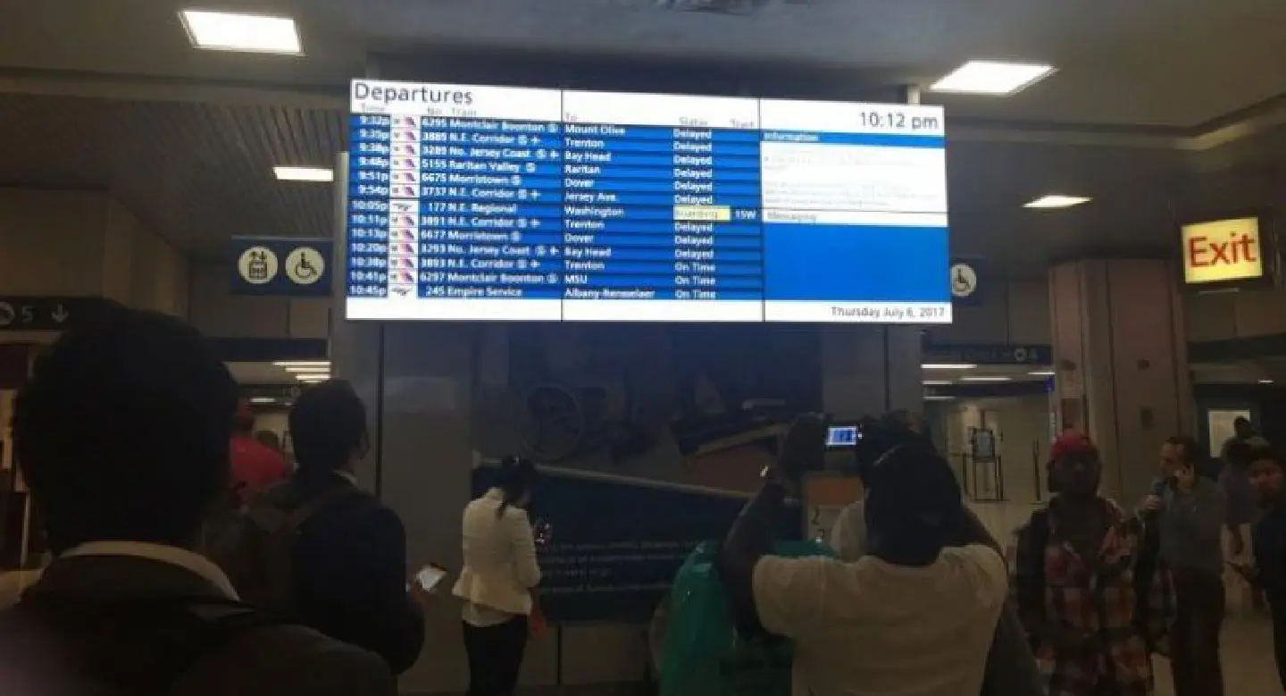 Commuter train derails in NYC, no one hurt Commuter train derails in NYC, no one hurt