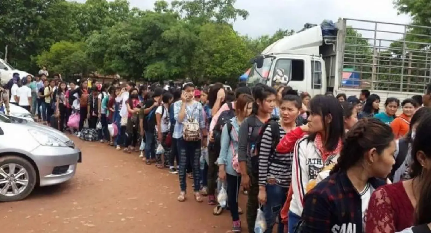 Myanmar workers continue border run for documents Myanmar workers continue border run for documents