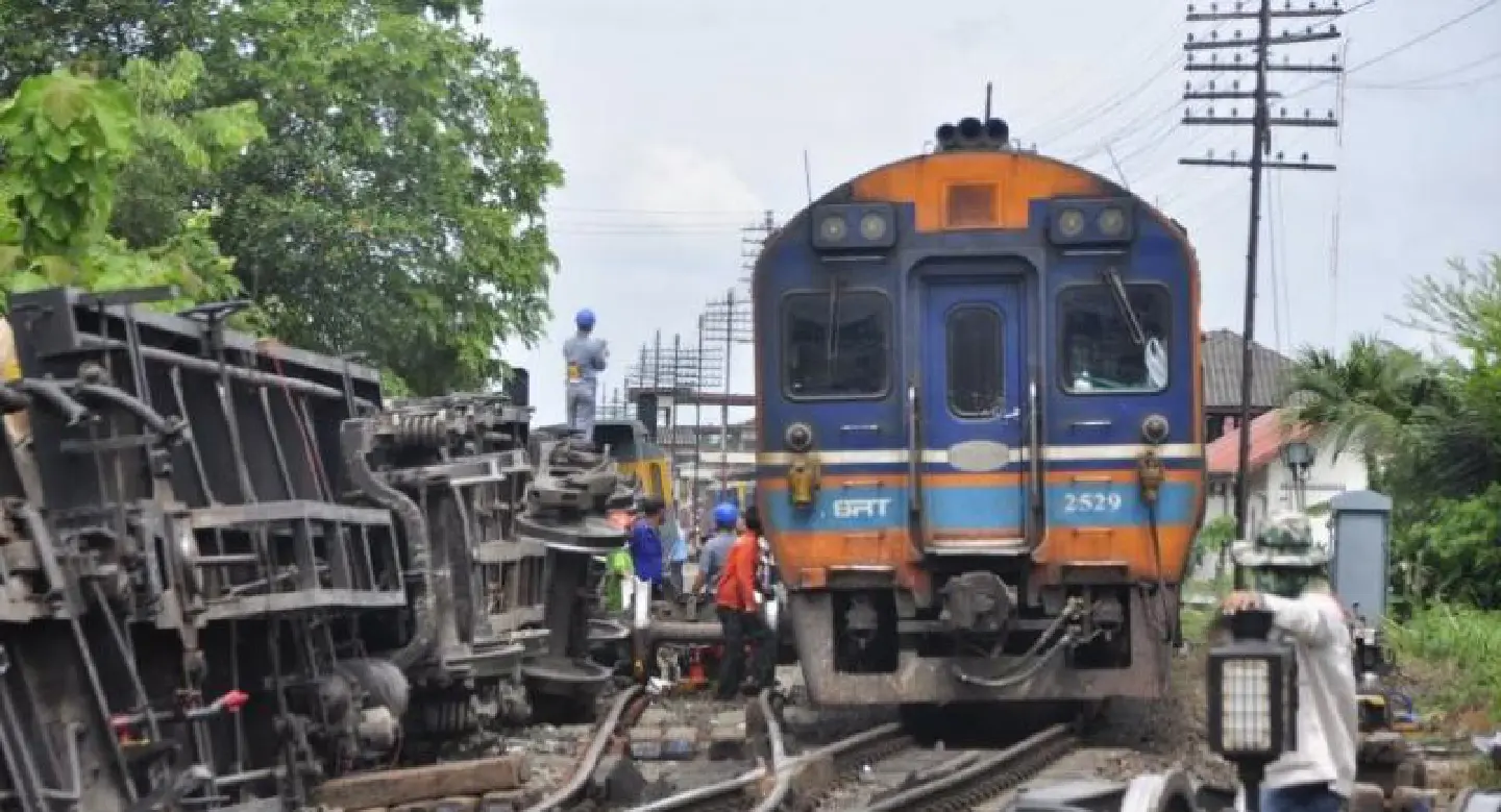 Northeastern trains running again after derailment Northeastern trains running again after derailment