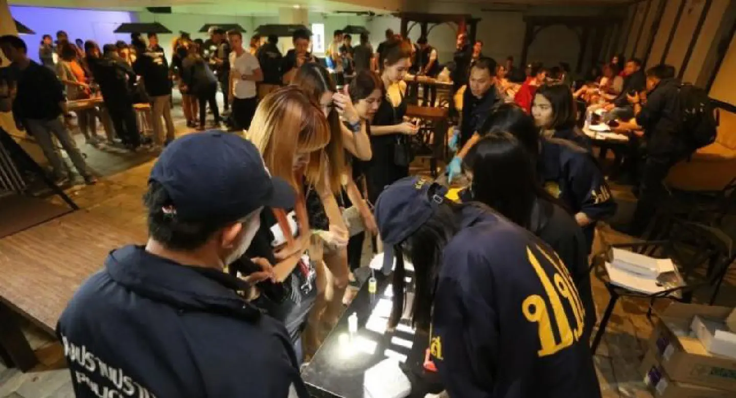 Bangkok pub raided for operating after hours Bangkok pub raided for operating after hours
