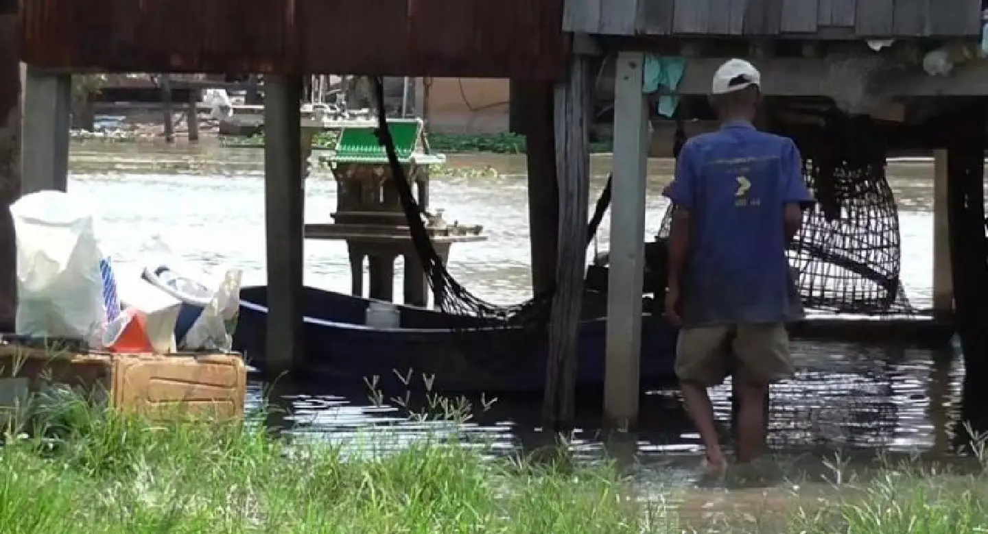 Overflowing Chao Phraya River floods communities in two Angthong districts Overflowing Chao Phraya River floods communities in two Angthong districts