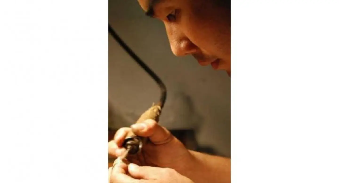 Ring artisan creates unique designs with help of Facebook Ring artisan creates unique designs with help of Facebook