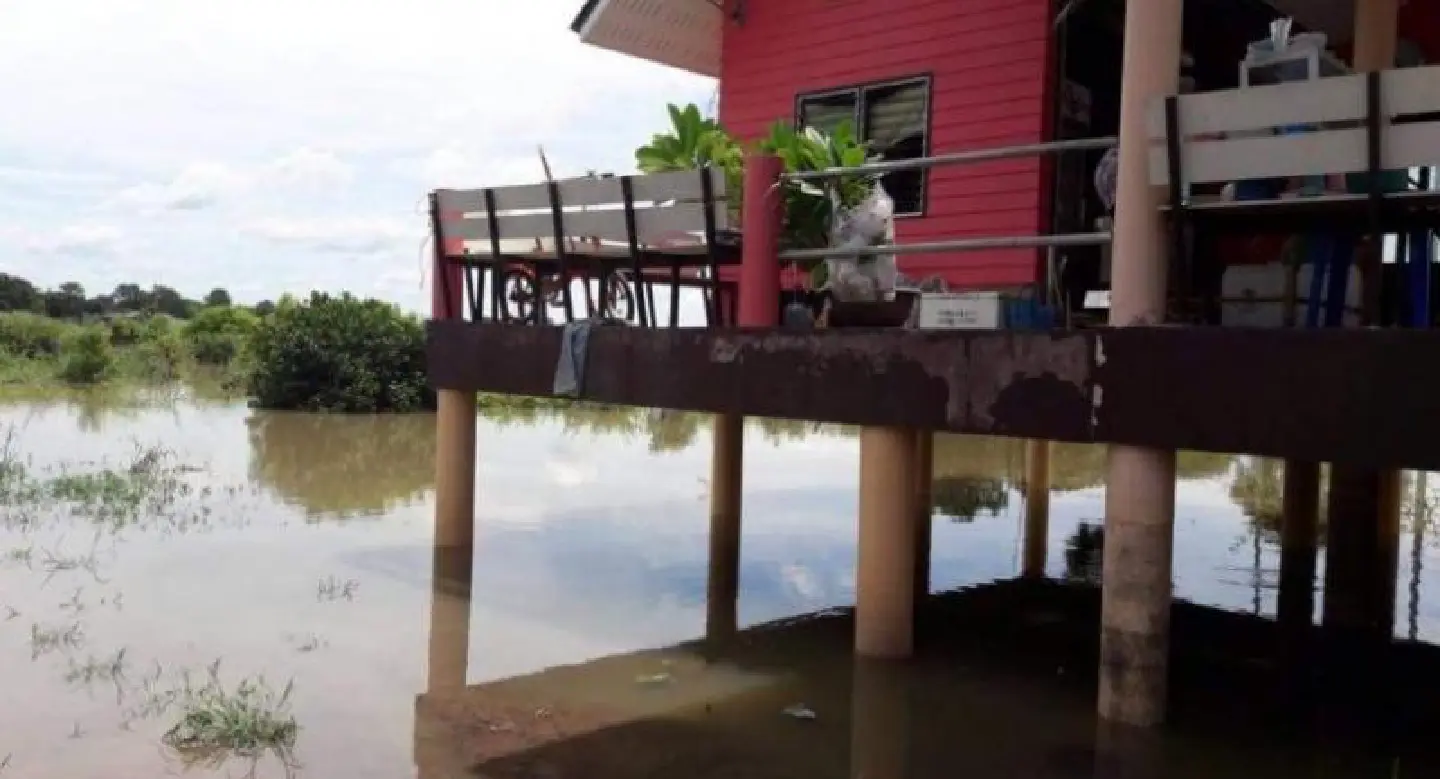 Large pumps at work in Ang Thong as waters continue to rise Large pumps at work in Ang Thong as waters continue to rise