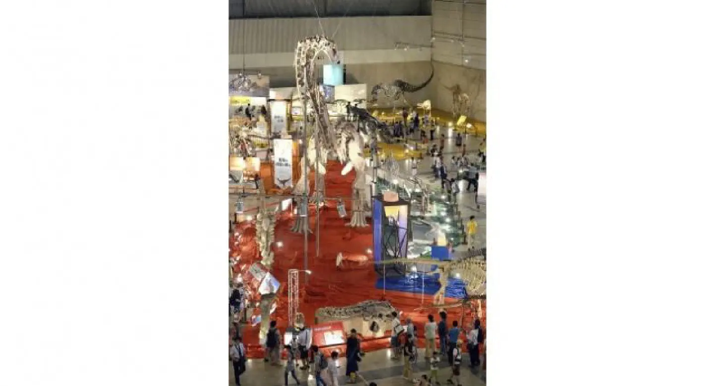 14-meter-tall giant star of dinosaur show 14-meter-tall giant star of dinosaur show
