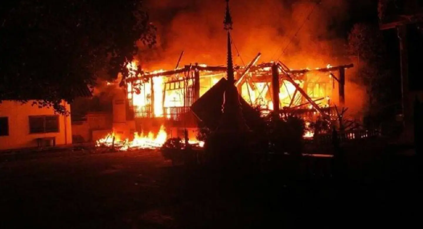 Fire destroys teak residence for monks at Mae Hong Son wat Fire destroys teak residence for monks at Mae Hong Son wat
