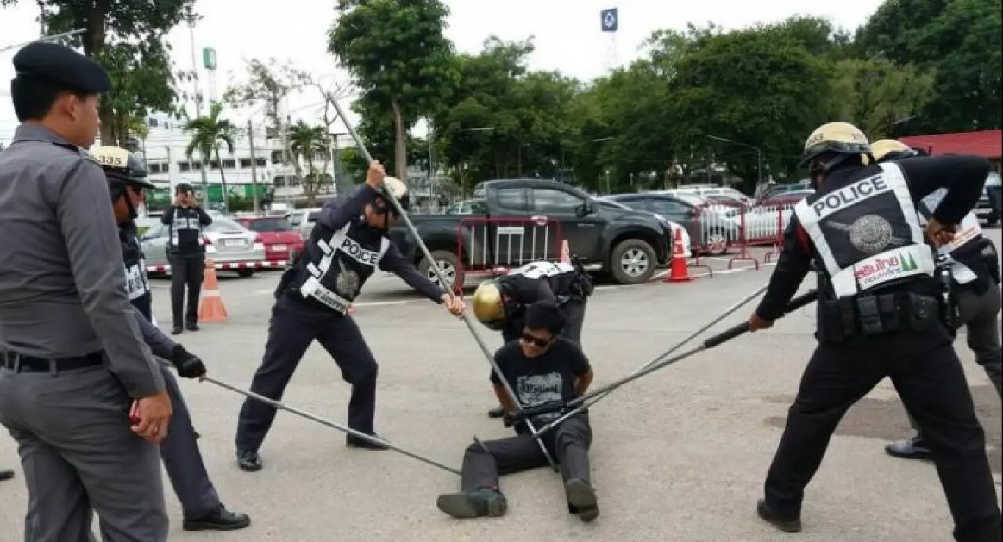 Cops reveal stick method to subdue suspects