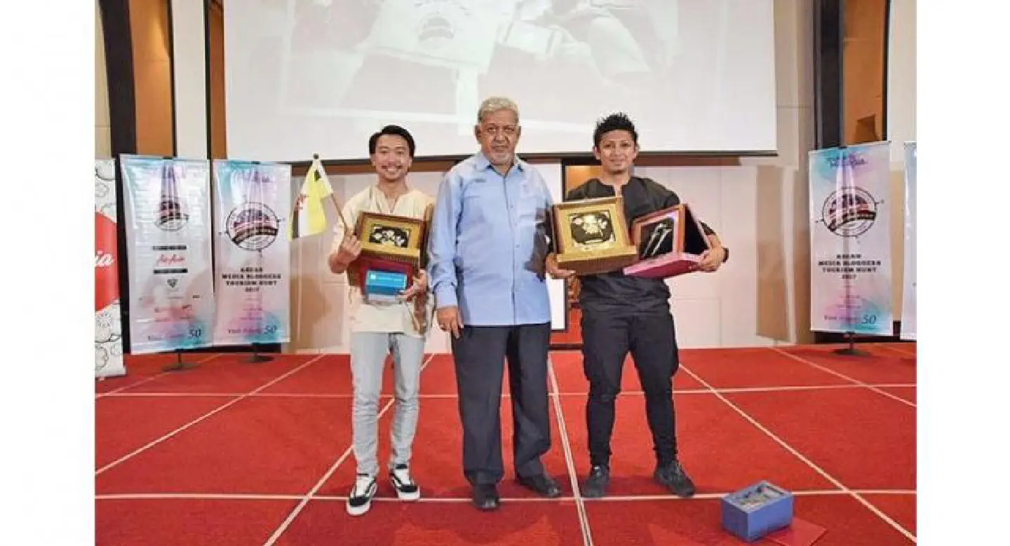 Local duo bags top prizes at blogging event Local duo bags top prizes at blogging event