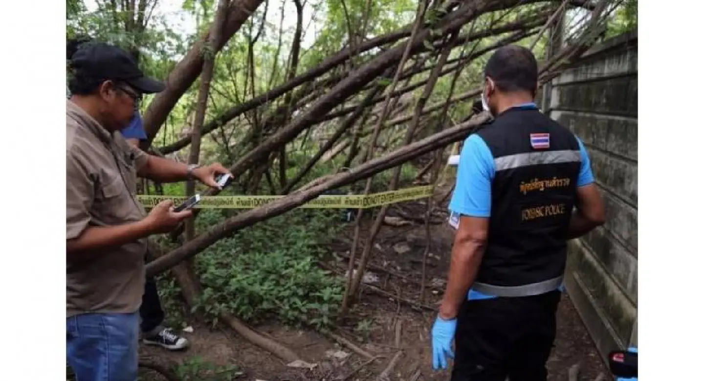 Man found hanged in deserted plot off Rama IX road Man found hanged in deserted plot off Rama IX road