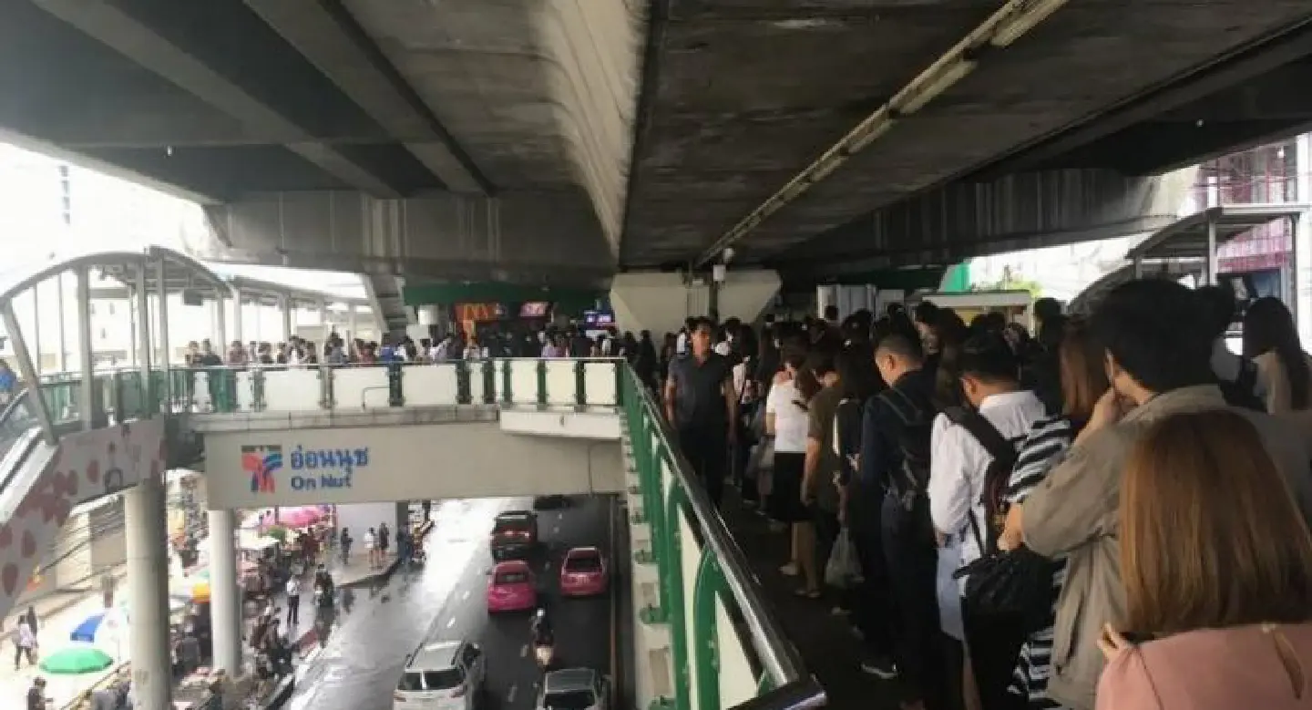 Udomsuk, Onnut Skytrain stations overcrowded Udomsuk, Onnut Skytrain stations overcrowded