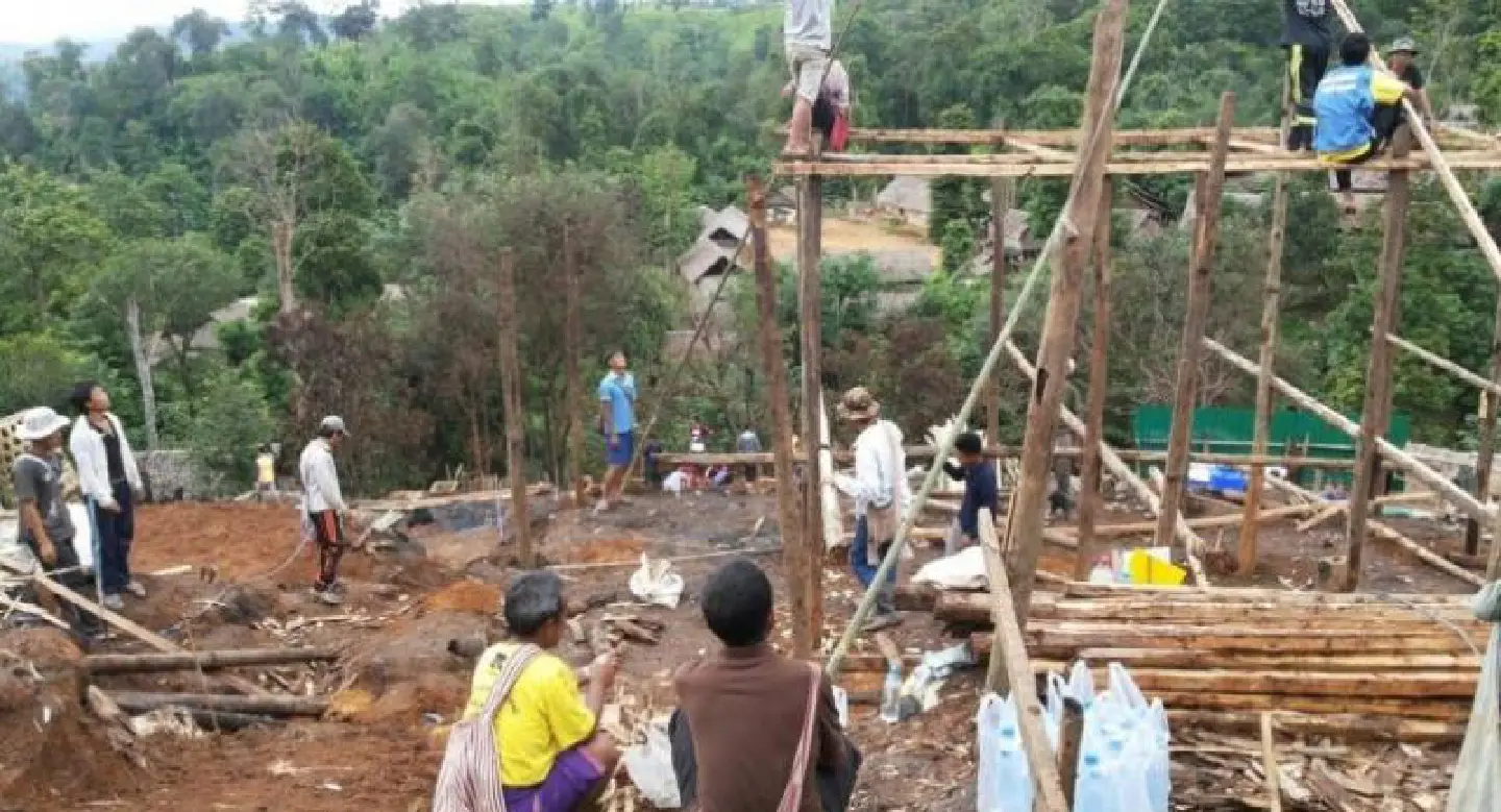 Joint effort to rebuild Karen refugees’ huts Joint effort to rebuild Karen refugees’ huts