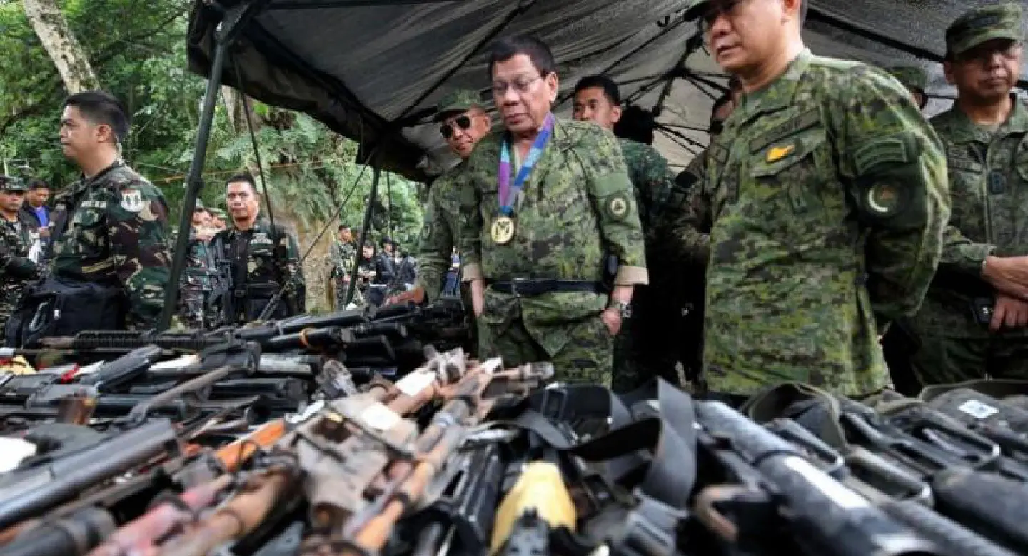 Philippines' Duterte makes surprise visit to warzone Philippines' Duterte makes surprise visit to warzone
