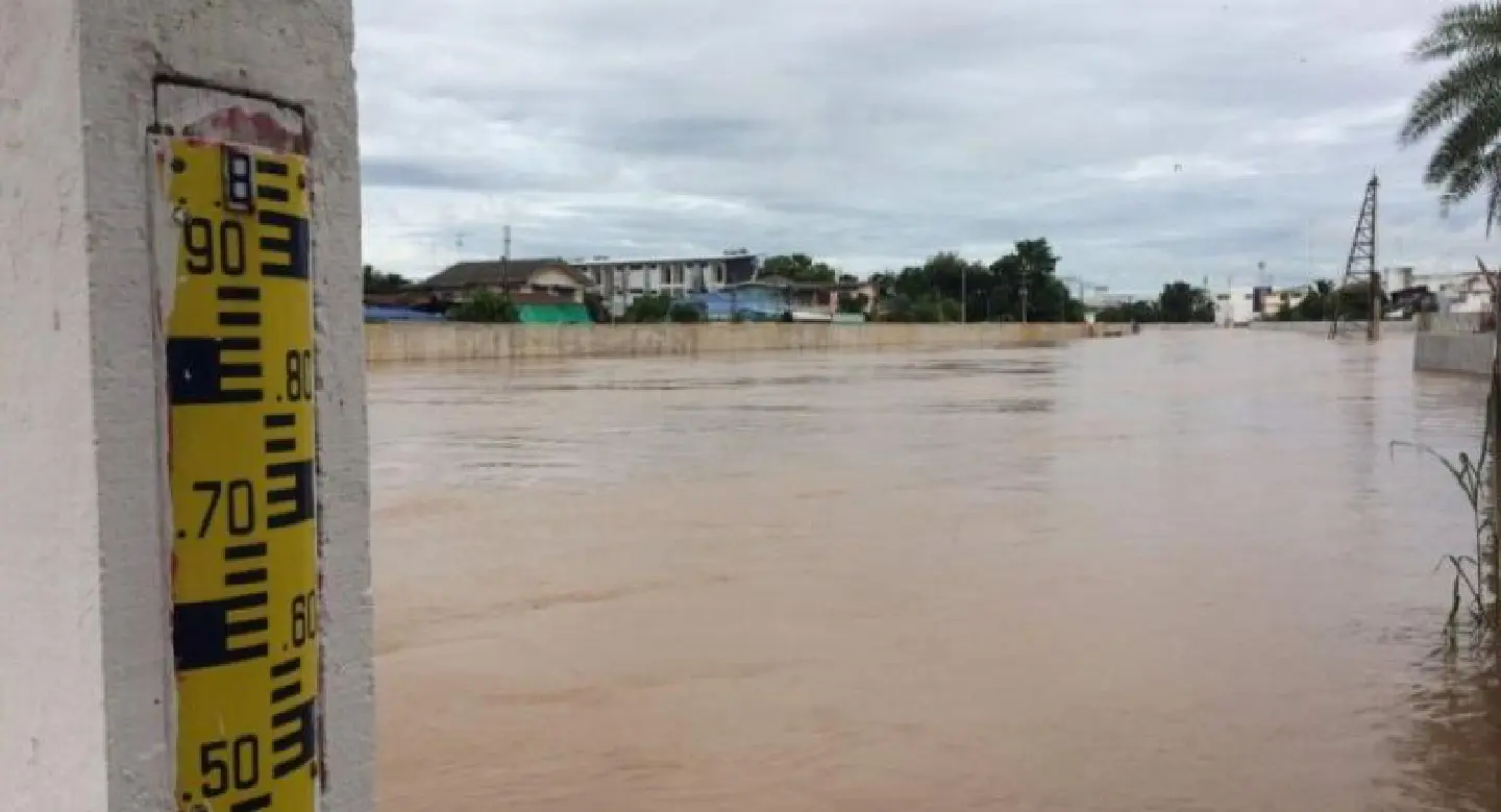 Sukhothai builds levees as Yom River swells Sukhothai builds levees as Yom River swells