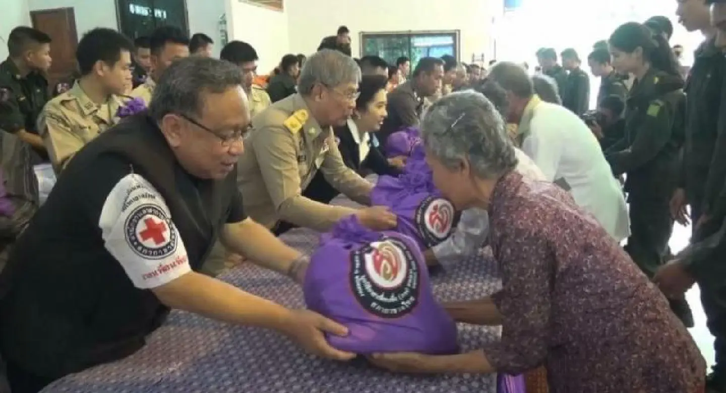 Princess Soamsawali, Princess Bajrakitiyabha send help to Nan flood victims Princess Soamsawali, Princess Bajrakitiyabha send help to Nan flood victims