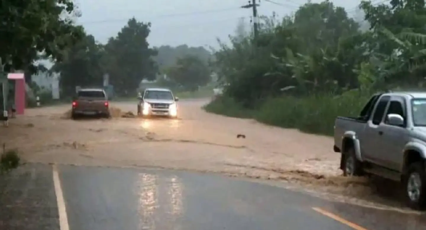Overflowing dyke following heavy rains hits 600 families Overflowing dyke following heavy rains hits 600 families