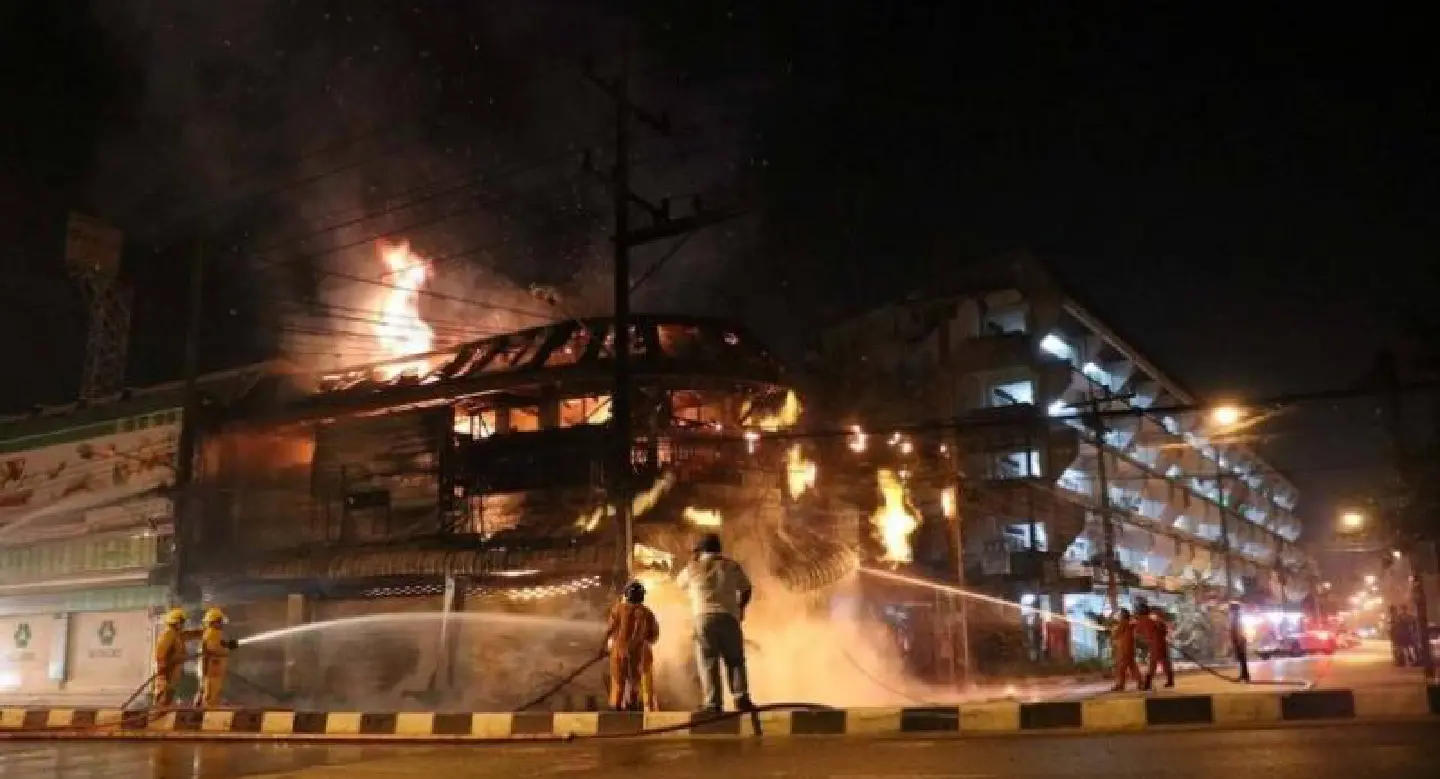 Explosion and large fire as uncontrolled car hits gas shop in Hat Yai Explosion and large fire as uncontrolled car hits gas shop in Hat Yai