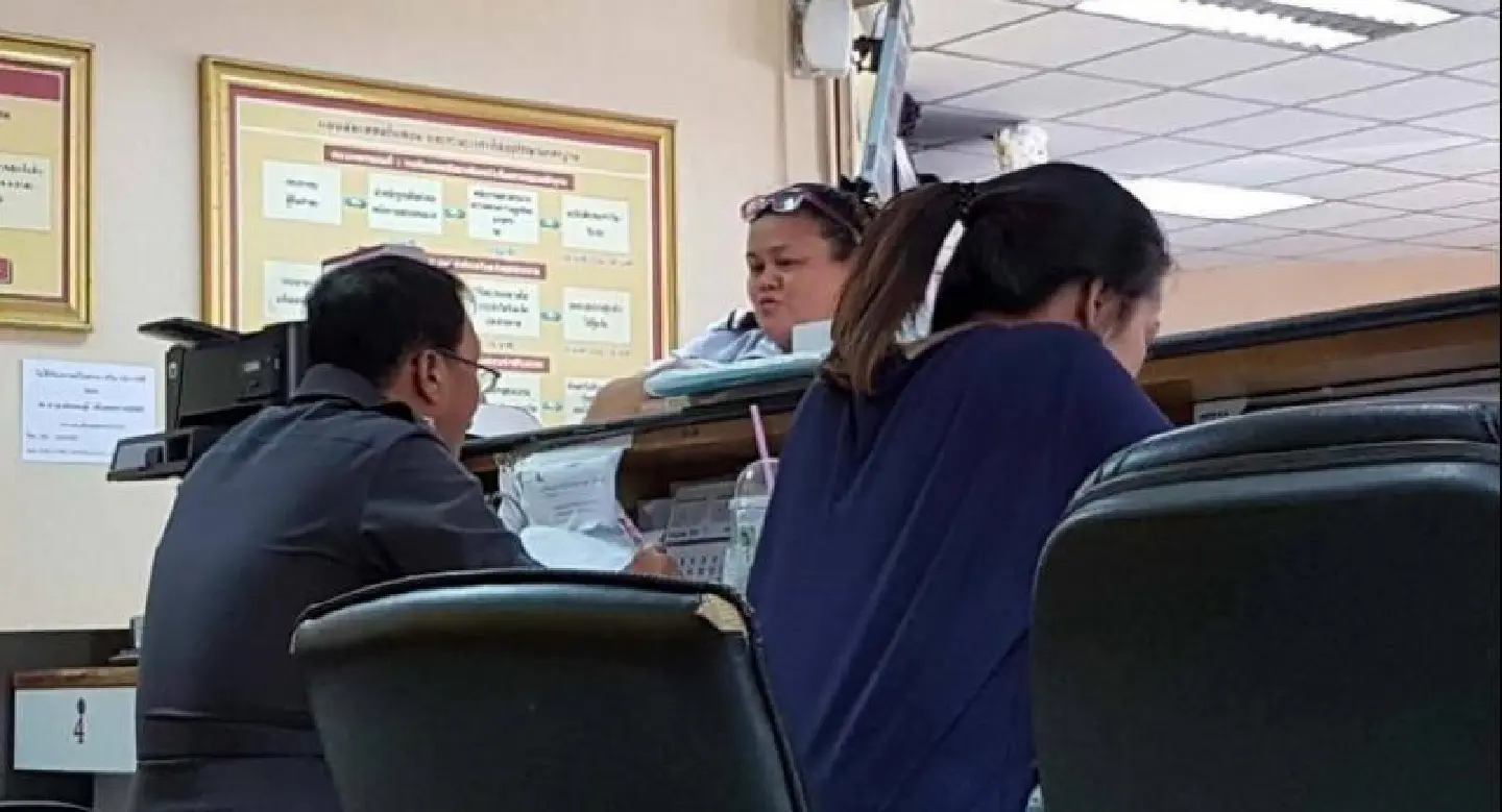Bus conductor returns lost Bt1.12 million, rewarded with snacks Bus conductor returns lost Bt1.12 million, rewarded with snacks