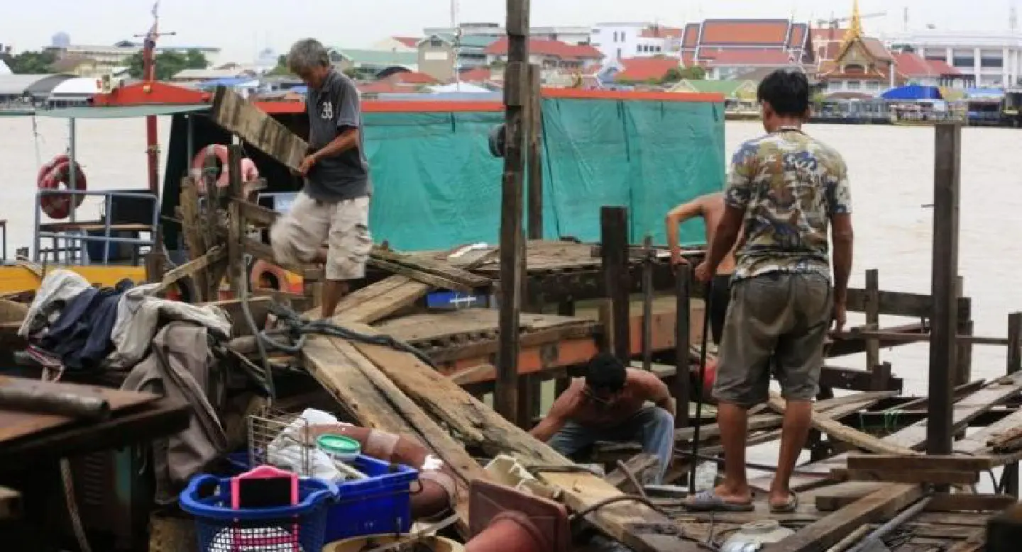Five homes demolished to make way for Chao Phraya riverbank project Five homes demolished to make way for Chao Phraya riverbank project