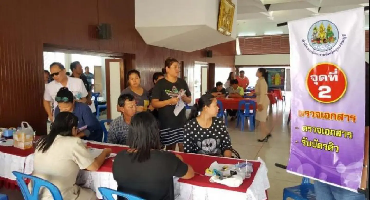 Workers flock to migrant registration centres Workers flock to migrant registration centres