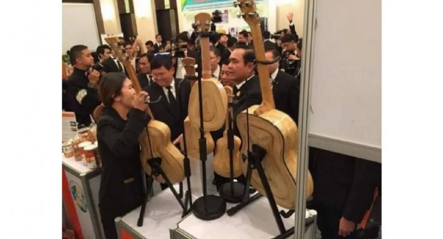 Student's coiled bamboo guitars are music to PM's ears Student's coiled bamboo guitars are music to PM's ears