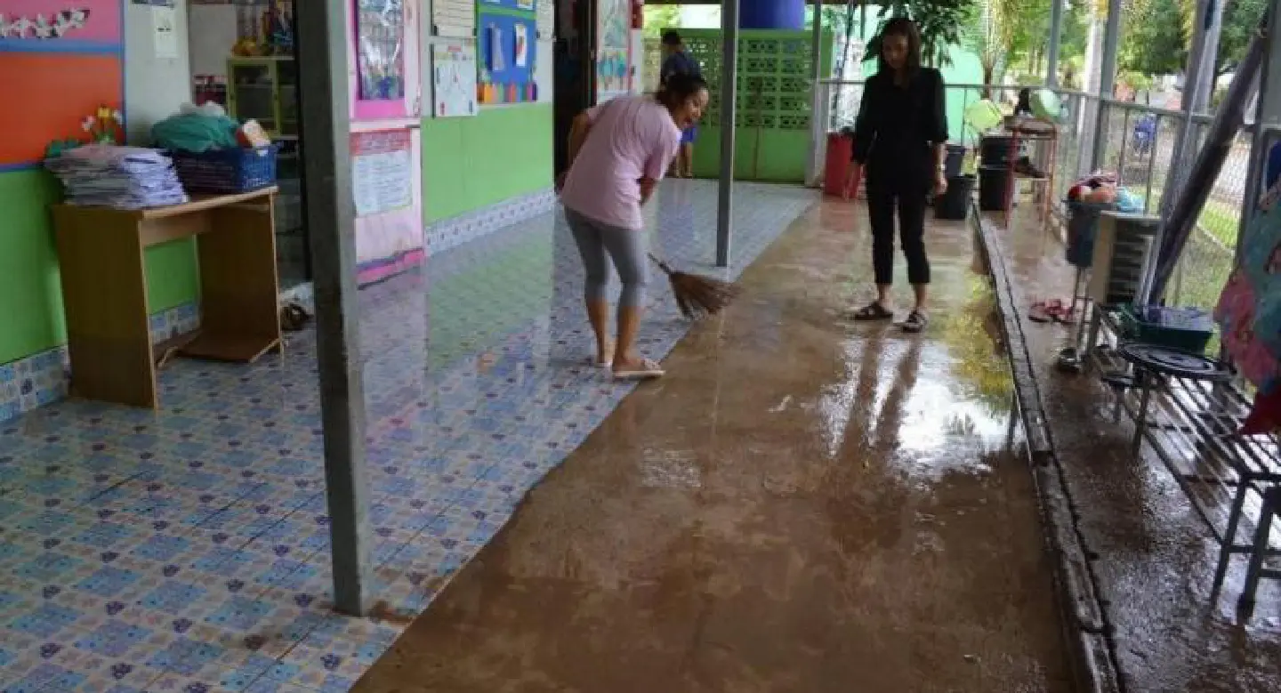 Noen Maprang school floods, celebrations cancelled