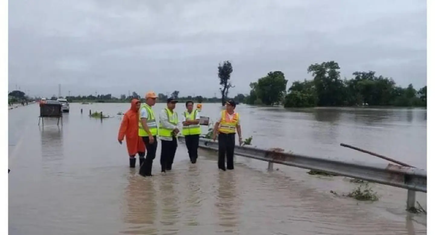 Floods close two Maha Sarakham bridges Floods close two Maha Sarakham bridges