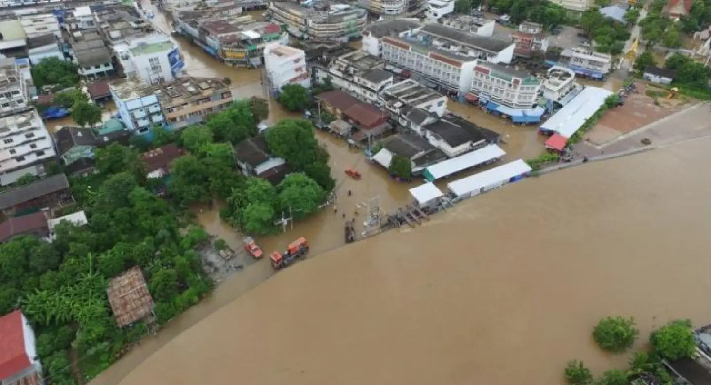 Market flooded as Muang dam bursts Market flooded as Muang dam bursts