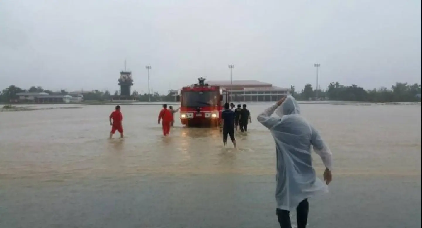 Flood forces Sakon Nakhon airport to close Flood forces Sakon Nakhon airport to close