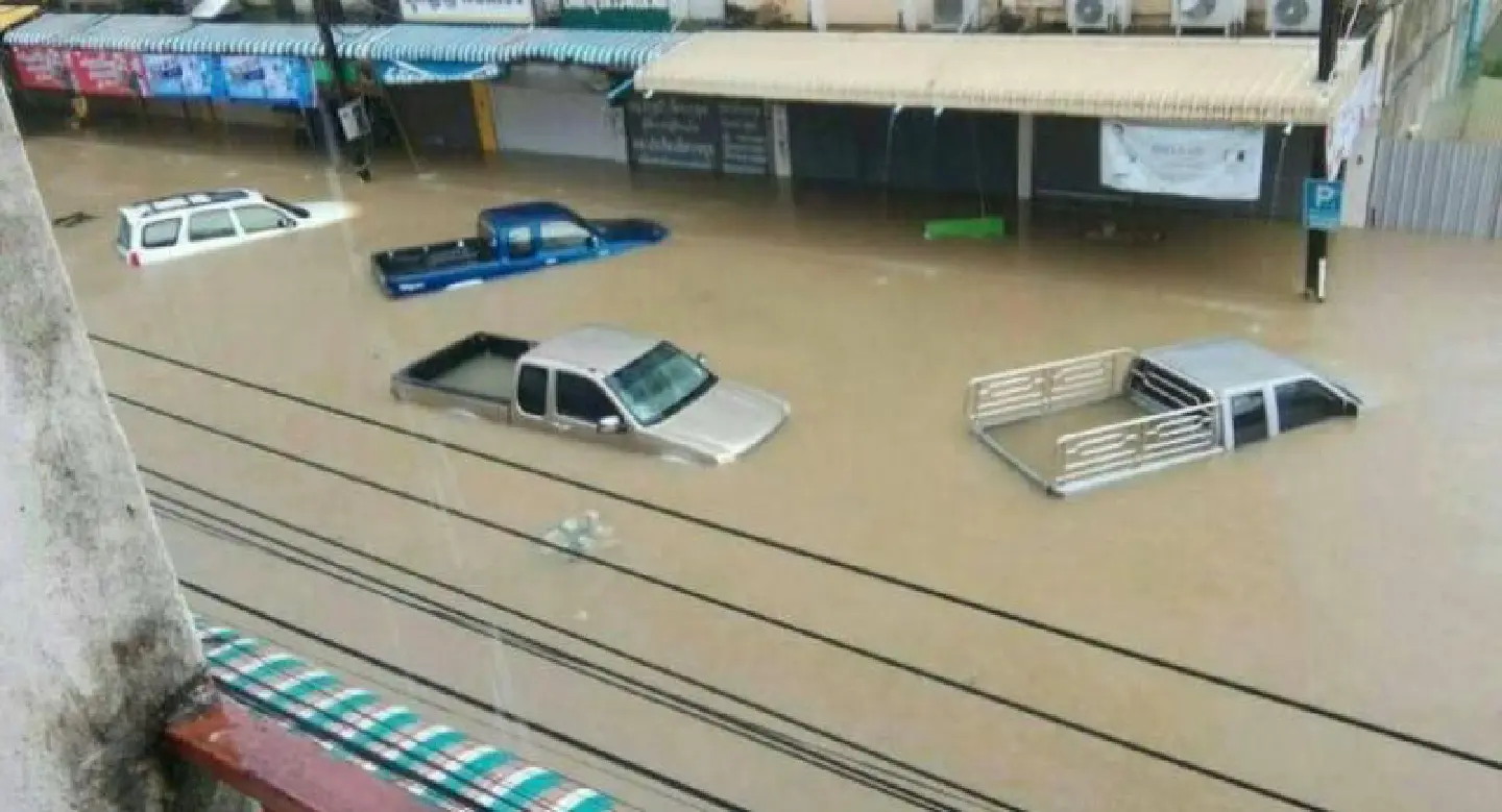 Sakhon Nakhon governor directs flood operations Sakhon Nakhon governor directs flood operations