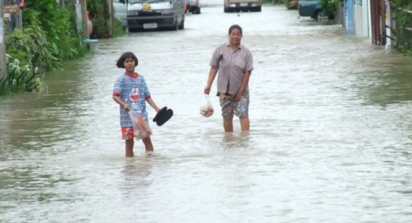 Surin flood donation centre remains open Surin flood donation centre remains open