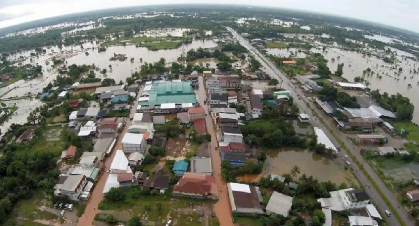 Flood victims brace for discharge as dykes threatened Flood victims brace for discharge as dykes threatened