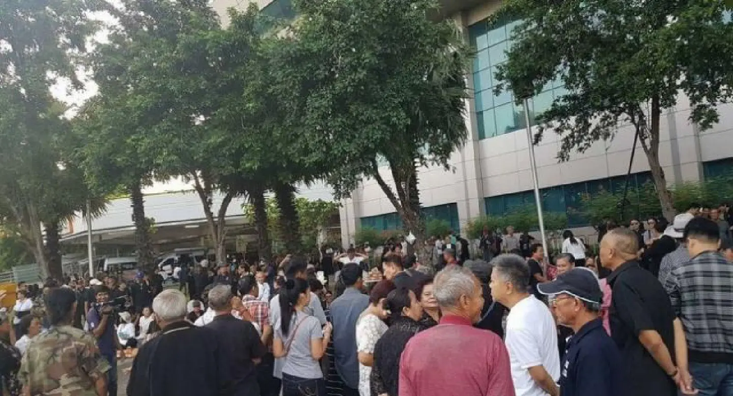 Hundreds of Yingluck supporters arrive at Supreme Court Hundreds of Yingluck supporters arrive at Supreme Court
