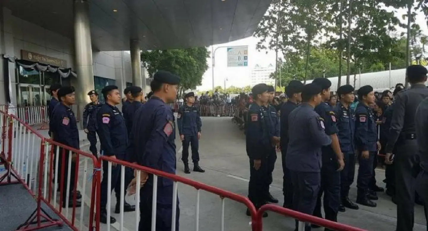 Crowd control police stationed overnight at Supreme Court before ex-PMs appear Crowd control police stationed overnight at Supreme Court before ex-PMs appear