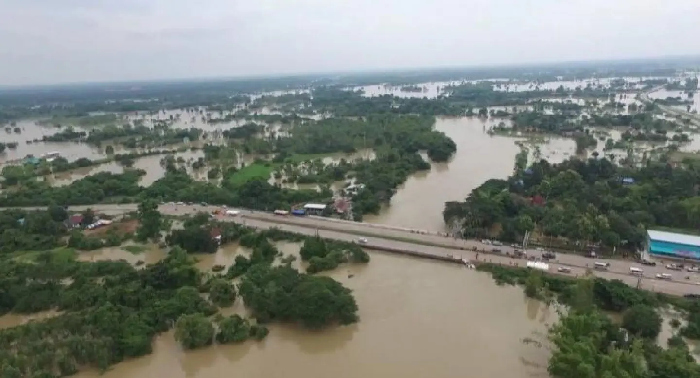 Nakhon Phanom flooding shuts down canal bridge Nakhon Phanom flooding shuts down canal bridge