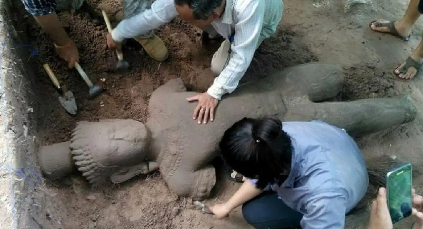Ancient statue unearthed at Cambodia’s Angkor complex Ancient statue unearthed at Cambodia’s Angkor complex