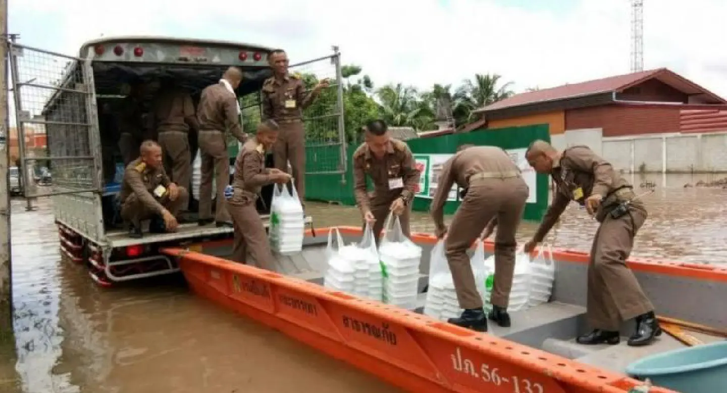 King sends help to Kalasin flood victims King sends help to Kalasin flood victims