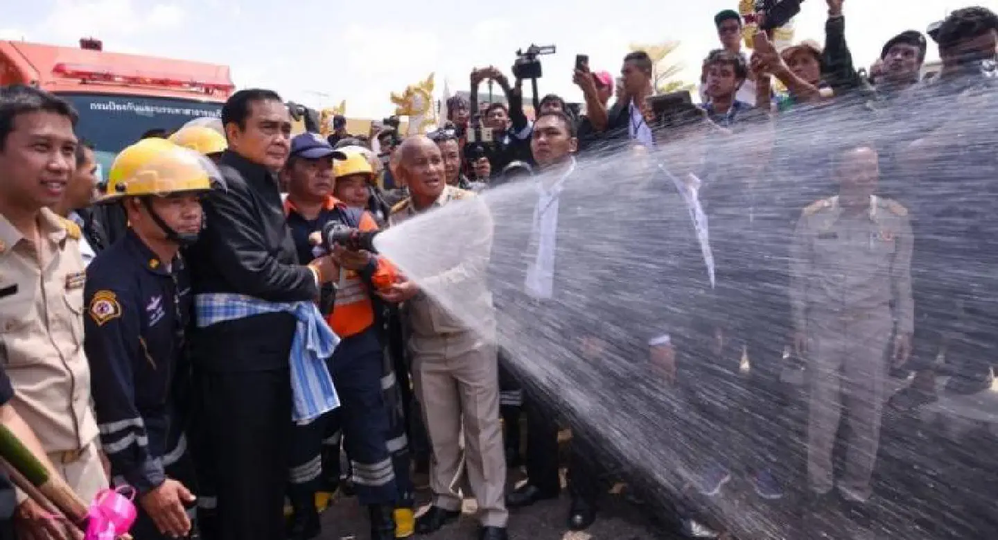 Prayut visits flood-affected Sakon Nakhon