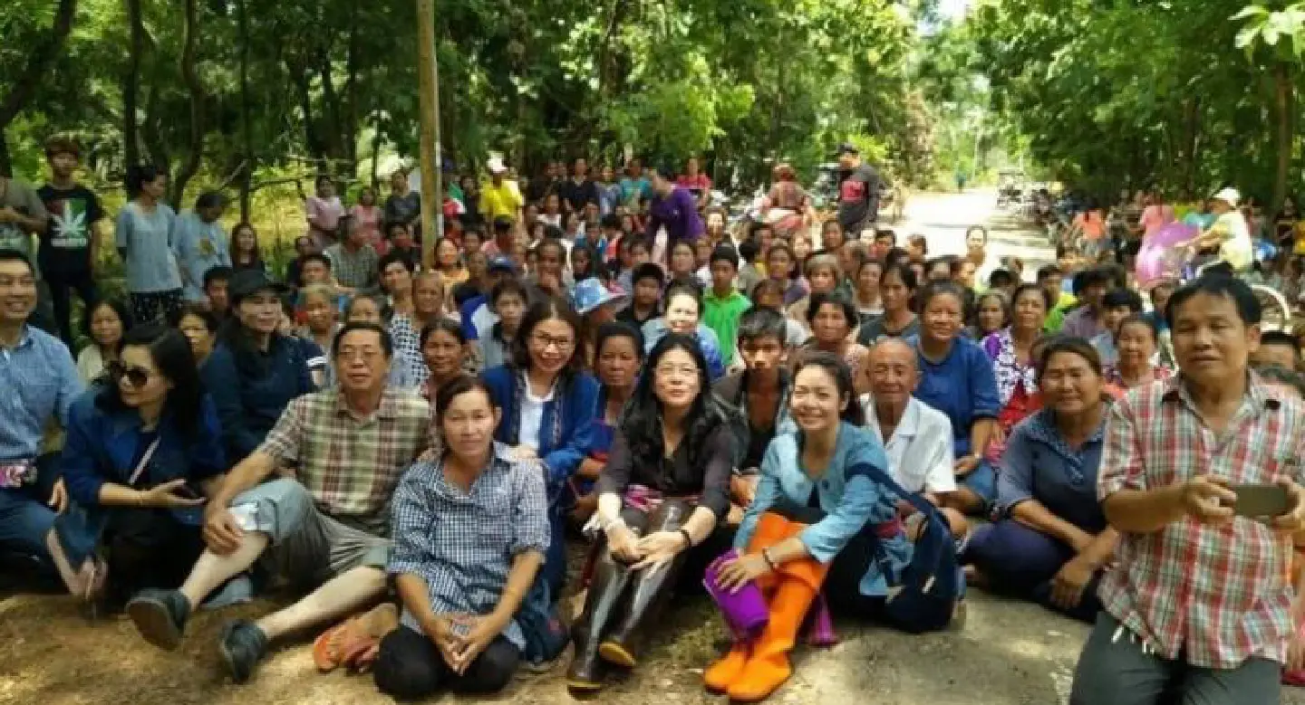 Sudarat takes flood aid to Isaan Sudarat takes flood aid to Isaan